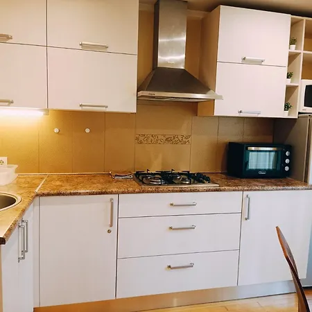 Elegant Old Town Toffee Bliss Apartment, Self Check-in, Steps From Bus Station Apartment Riga