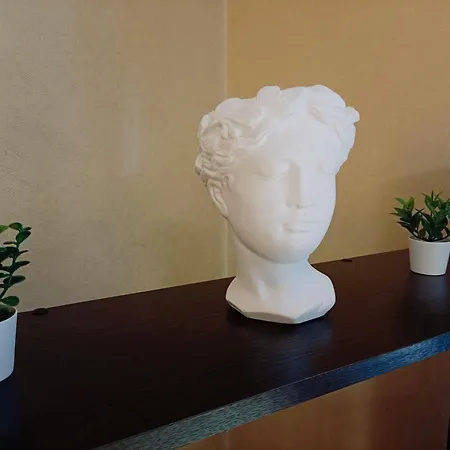 Апартаменты Elegant Old Town Toffee Bliss Apartment, Self Check-in, Steps From Bus Station