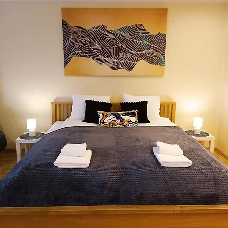 Апартаменты Elegant Old Town Toffee Bliss Apartment, Self Check-in, Steps From Bus Station *