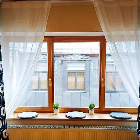 Апартаменты Elegant Old Town Toffee Bliss Apartment, Self Check-in, Steps From Bus Station *