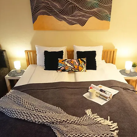 Elegant Old Town Toffee Bliss Apartment, Self Check-in, Steps From Bus Station