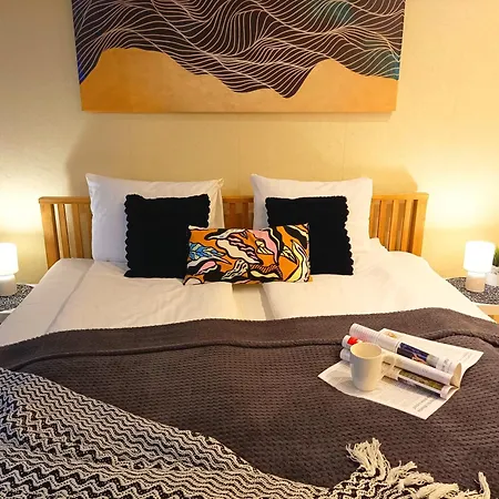 Elegant Old Town Toffee Bliss Apartment, Self Check-in, Steps From Bus Station Апартаменты Рига